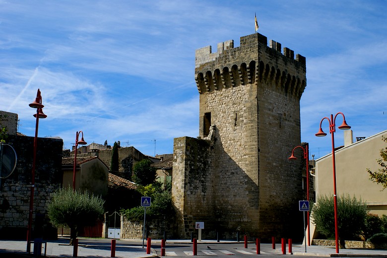 Pertuis (Vaucluse) - Face à la tour Saint-Jacques