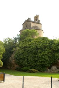 Au pied de la chapelle du Saint-Sépulcre