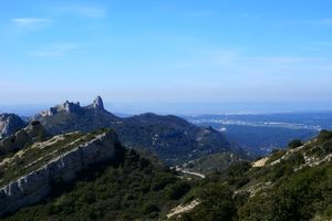 Léger aperçu de l'étang de Berre à l'horizon