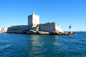 Face au Fort de Bouc