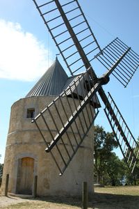 Face à un des moulins