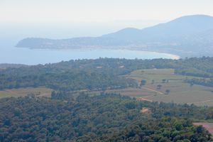 Baie de Cavalaire-sur-Mer à l’horizon