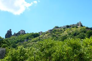 Au pied de la forteresse