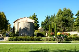 Derrière la chapelle