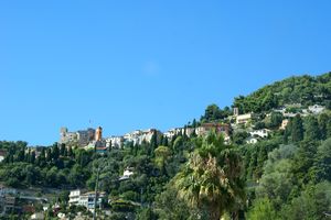 Zoom sur le village haut perché (Sur la route de Menton)