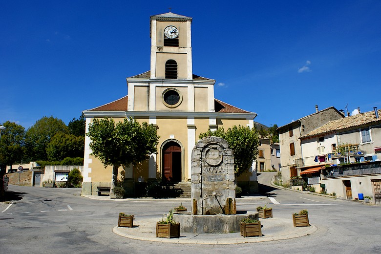 Rosans (Hautes-Alpes) - La vieille fontaine et l'église