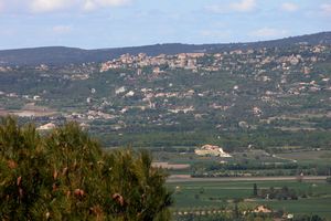 Village de Gordes à l'horizon