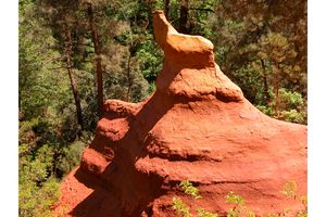 Un rocher sur le Sentier des Ocres