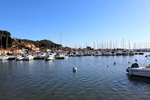 Face au port de plaisance