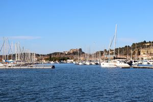 Port de plaisance avec le village de Miramas-le-Vieux à l'horizon