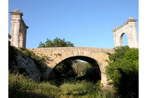 Au pied du Pont Flavien