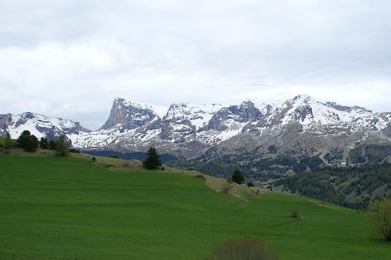 Saint-Etienne-en-Dévoluy (Hautes-Alpes) - Sommet Alpins dominant le village