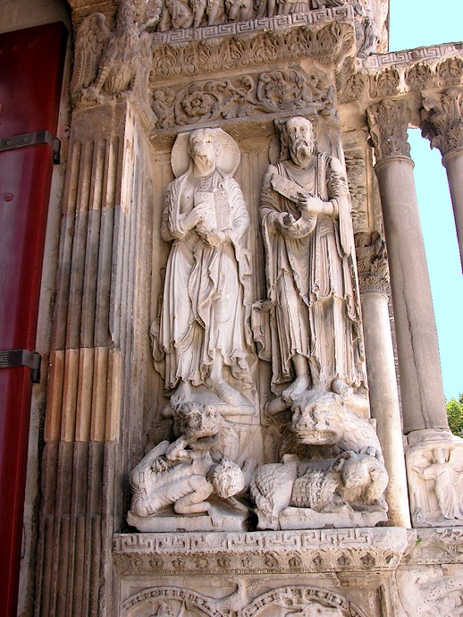 Saint-Gilles (Gard) - Sculpture à l’entrée de l’église