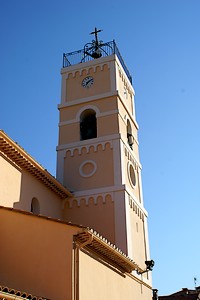 Clocher de l'église près du port