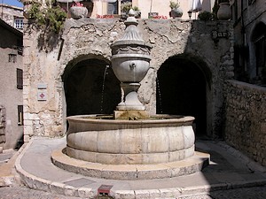 Fontaine dans le rue Grande