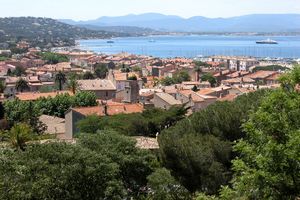 Centre-ville et Golfe de Saint-Tropez à l'horizon