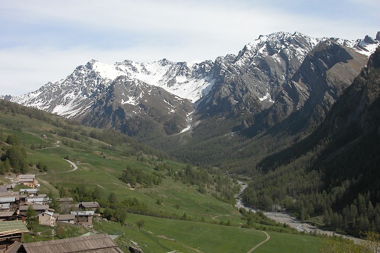 Saint-Véran (Hautes-Alpes) - Un Massif Alpin à l'horizon