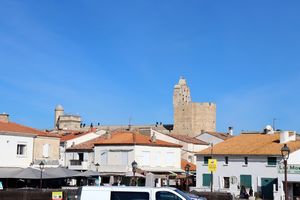 Clocher de l'église à l'horizon
