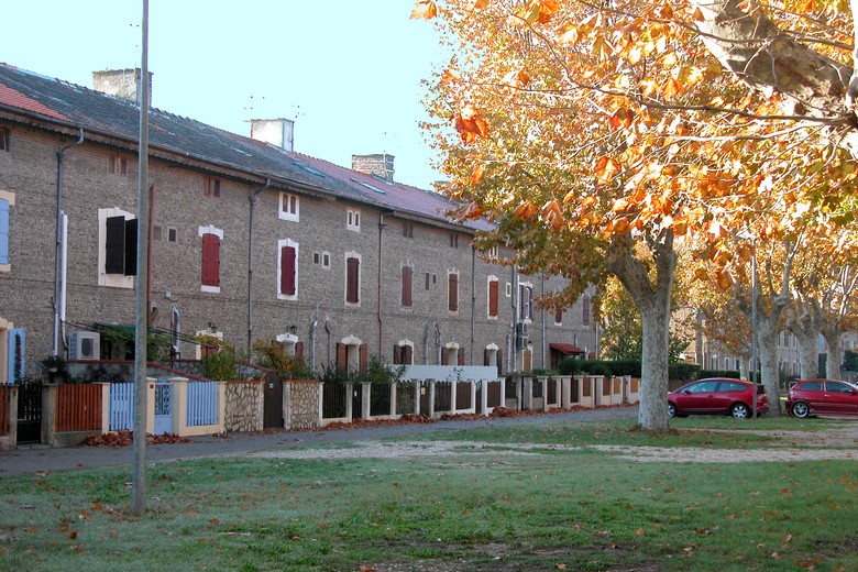Salin-de-Giraud (Bouches-du-Rhône) - Centre-ville (style de maisons)