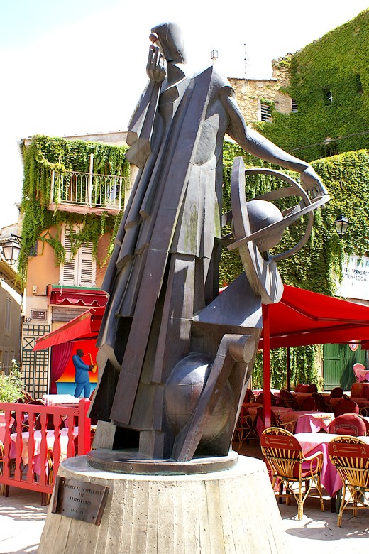 Salon-de-Provence (Bouches-du-Rhône) - Statue de Nostradamus près de la maison de Nostradamus