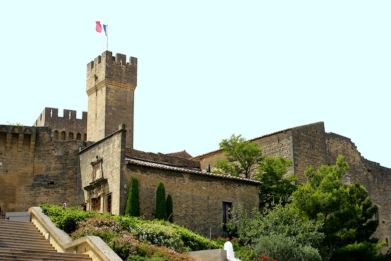 Salon-de-Provence (Bouches-du-Rhône) - Au pied du château de l'Empéri