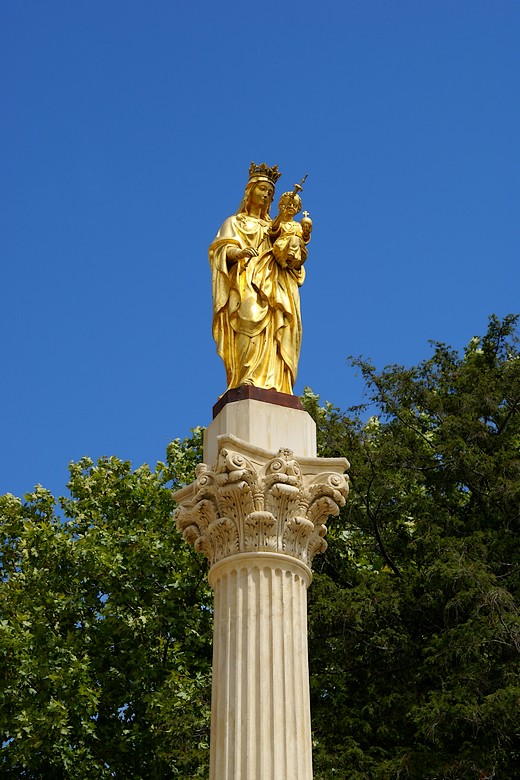 Salon-de-Provence (Bouches-du-Rhône) - Statue près de la Collégiale