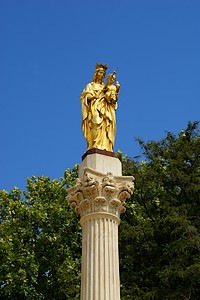 Statue au pied de la Collégiale