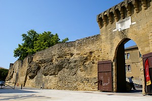 Retour devant l’entrée principale du château