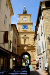 Au pied de la Porte de l'Horloge dans la rue de l'Horloge