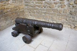 Canon de l’Empéri dans un coin de la Cour Renaissance