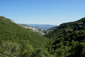 Léger aperçu du Luberon à l'horizon