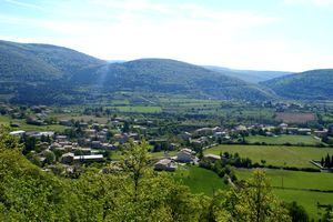 Dans les hauteurs du village