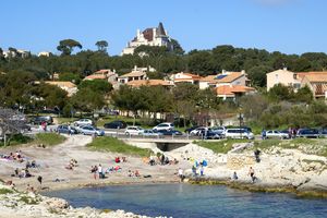 Au pied du château Charles Roux