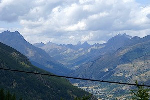 Descente en téléphérique en direction de Chantemerle avec vue sur la vallée de Guisane