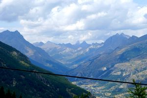 Descente en téléphérique en direction de Chantemerle avec vue sur la vallée de Guisane