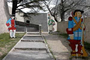 A l'entrée du monument