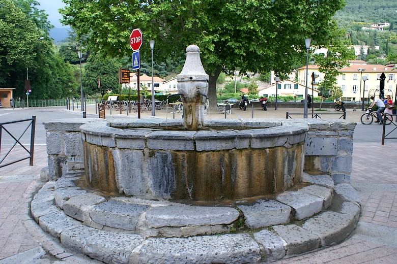 Sospel (Alpes-Maritimes) - Fontaine à l'entrée du village