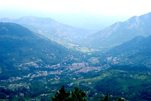 Dans les hauteurs du village