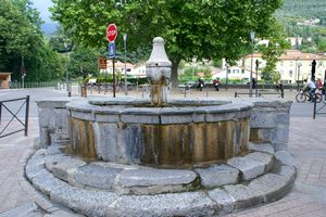 Fontaine à l'entrée du village