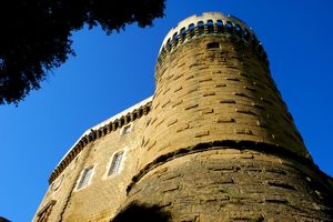 Contre plongée sur une tour d’angle