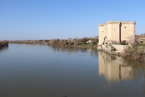 Le château au bord de l'affluent du Rhône