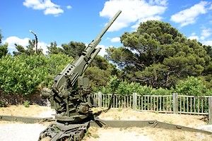 Artillerie lourde décorant le Musée-mémorial