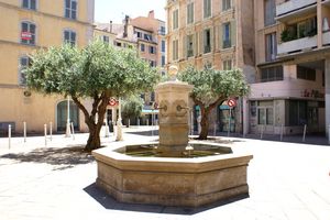 Fontaine sur la place de la Poissonnerie