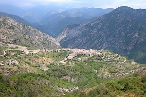 Le village et son paysage alpin environnant
