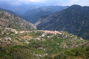 Le village et son paysage alpin environnant