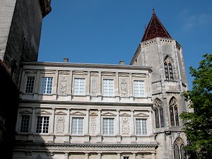 Façade renaissance et chapelle gothique vue de la cour intérieure