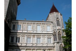 Façade renaissance et chapelle gothique du Duché vues de la cour intérieure