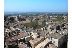 Vue sur l’église et sur la place au Herbes