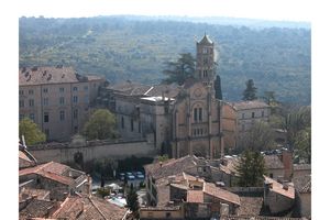 Zoom sur la cathédrale Saint-Théodorit