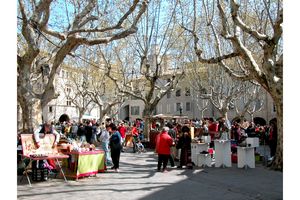 Place aux Herbes animée par un marché de déco